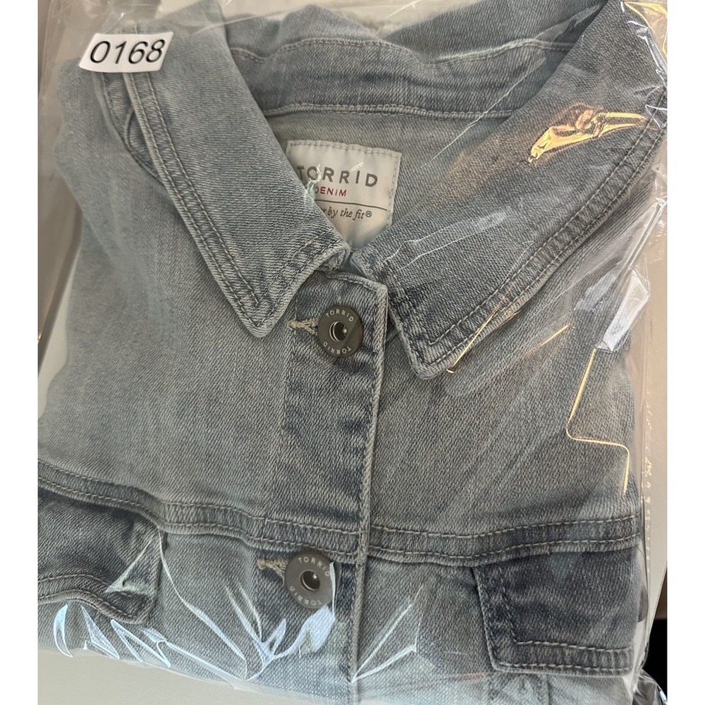 Torrid Denim Jacket Womens 4 Light Wash Frayed Hem Stretch Button Front Plus - Picture 16 of 16